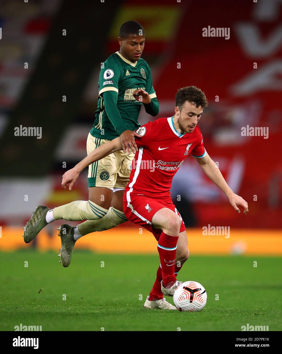 Diogo Jota de Liverpool (à droite) et Rhian Brewster de Sheffield United se battent pour le ballon lors du match de la Premier League à Anfield, Liverpool. Banque D'Images Diogo Jota de Liverpool (à droite) et Rhian Brewster de Sheffield United se battent pour le ballon lors du match de la Premier League à Anfield, Liverpool. Banque D'Images
