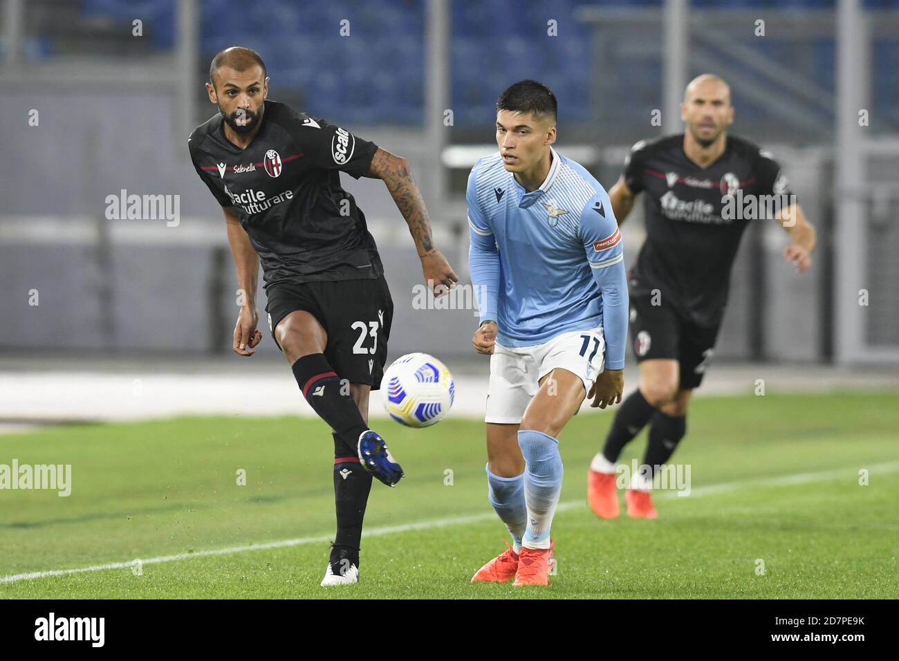 ROME, ITALIE - octobre 24 Danilo Larangeira (L) du FC de Bologne en action contre Joaquin Correa (R) du Latium pendant la série UN match de football entre SS Lazio FC Inter Milan Stadio Olimpico le 24,2020 octobre à Rome Italie crédit: LM/Claudio Pasquazi/Alay Live News Banque D'Images