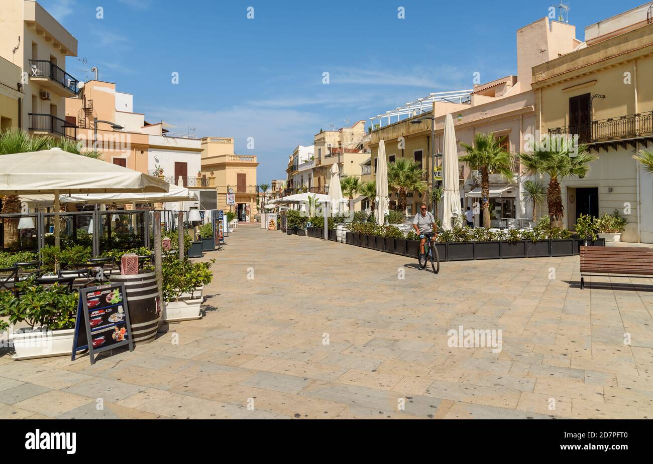 Terrasini, Sicile, Italie - 24 septembre 2020 : vue sur la place du Duomo avec bars et restaurants extérieurs dans le centre de Terrasini, province de Palerme, Banque D'Images