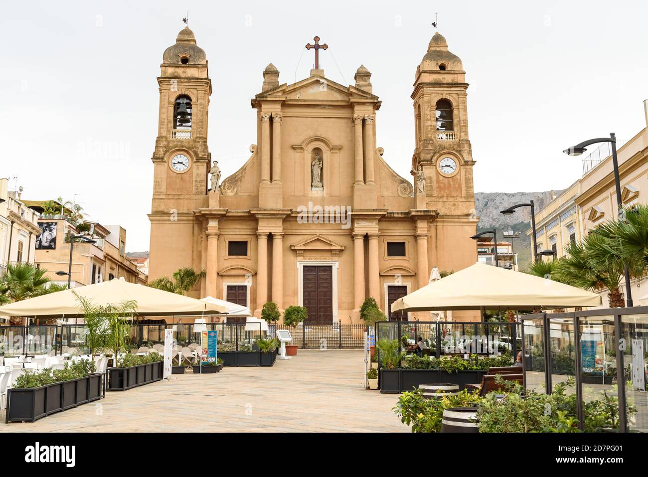 Terrasini, Sicile, Italie - 25 septembre 2020 : vue sur l'église Saint Maria Santissima delle Grazie sur la place du Dôme, au centre de Terrasini, province Banque D'Images
