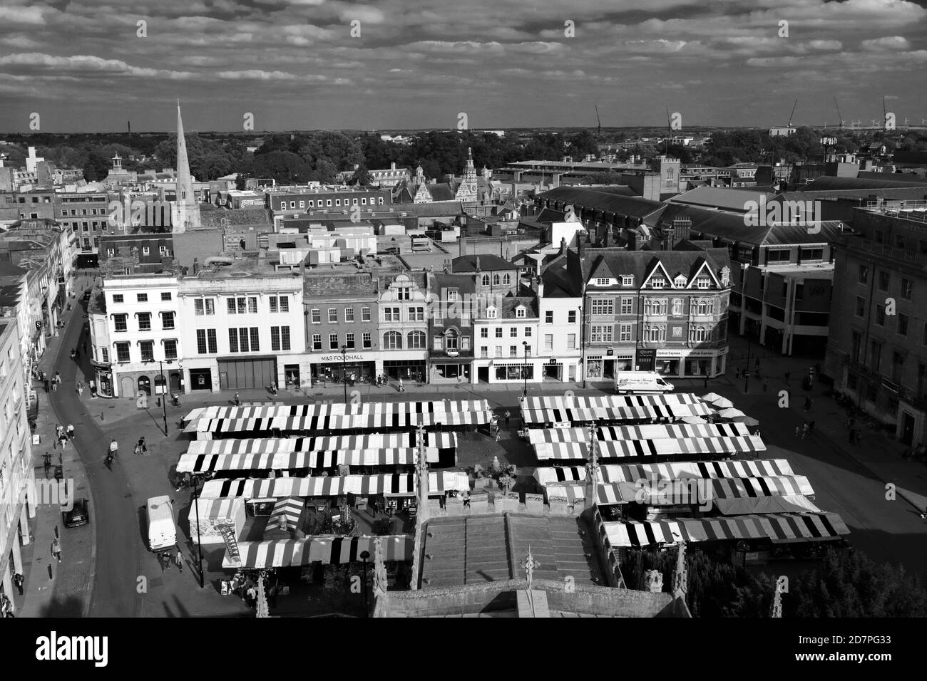 Vue sur le toit sur Cambridge City, depuis la tour de l'église Great St Marys, Cambridgeshire, Angleterre, Royaume-Uni Banque D'Images