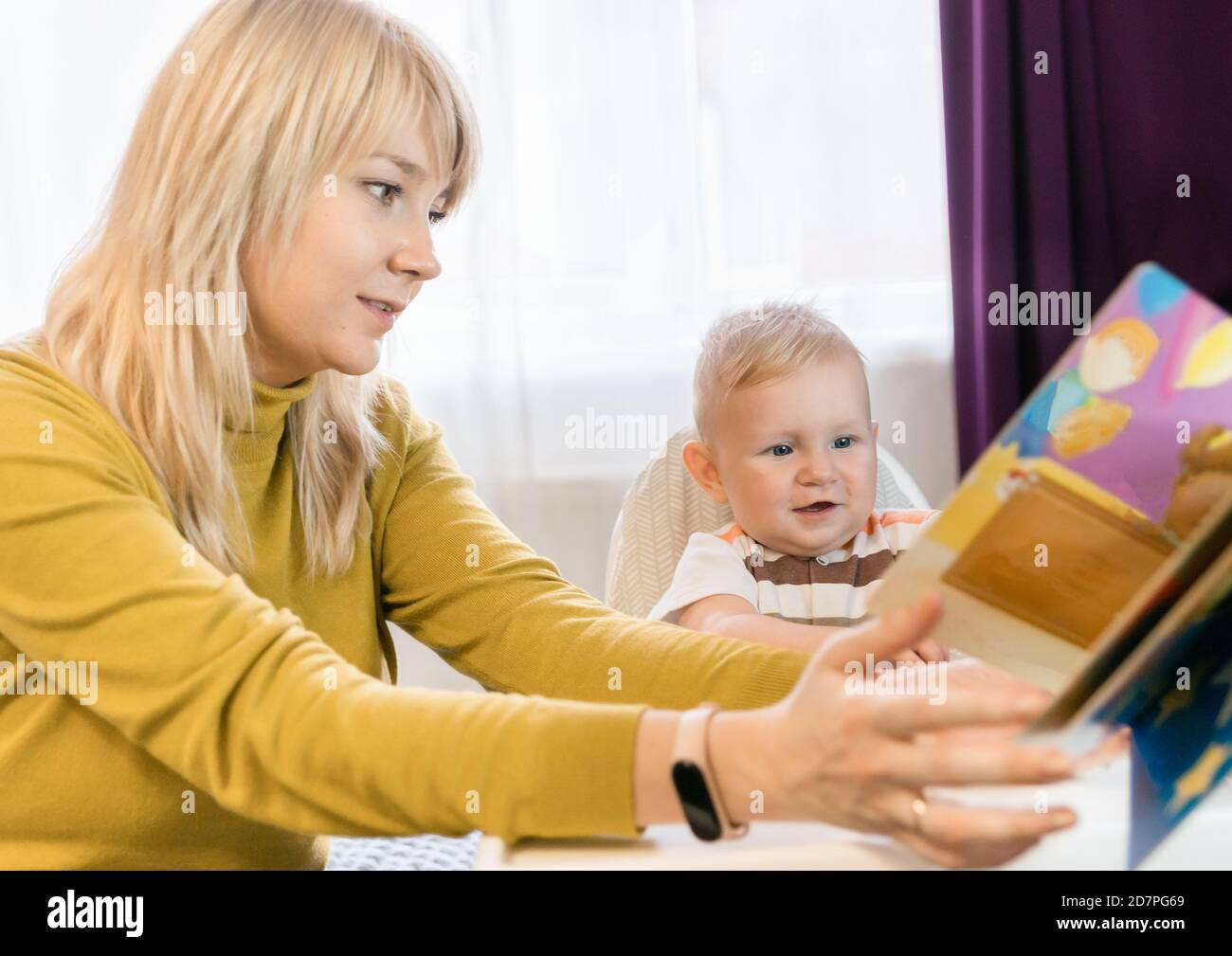 Mère et enfant lisant un livre. Système Home Entertainment. Famille et communication Banque D'Images