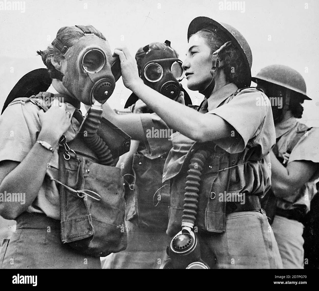 Afrique du Sud Histoire: Les services de femmes sud-africaines en service au Moyen-Orient: Un W.A.A.F. sud-africain Instructeur de sergent qui pose un masque à gaz à un débutant ca. 1942 Banque D'Images