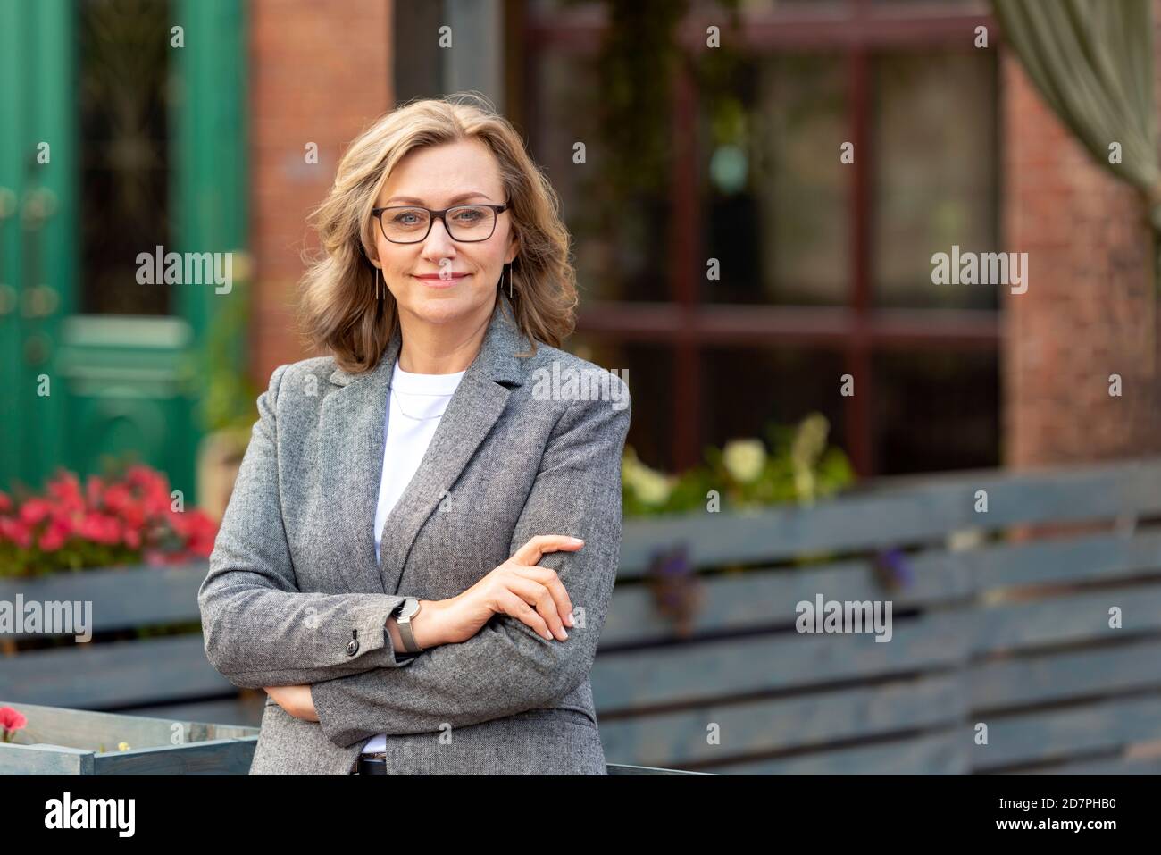 Portrait d'une femme d'affaires assez mature de 55 ans, en plein air dans la ville. Banque D'Images