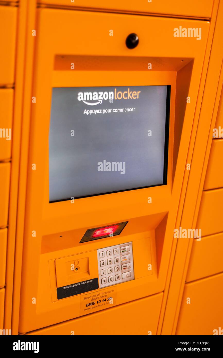 Amazon Locker dans le centre commercial, point de ramassage orange pour les marchandises par correspondance portant le logo de la marque Amazon. Gros plan de l'écran. Lyon, France - 23 février 20 Banque D'Images