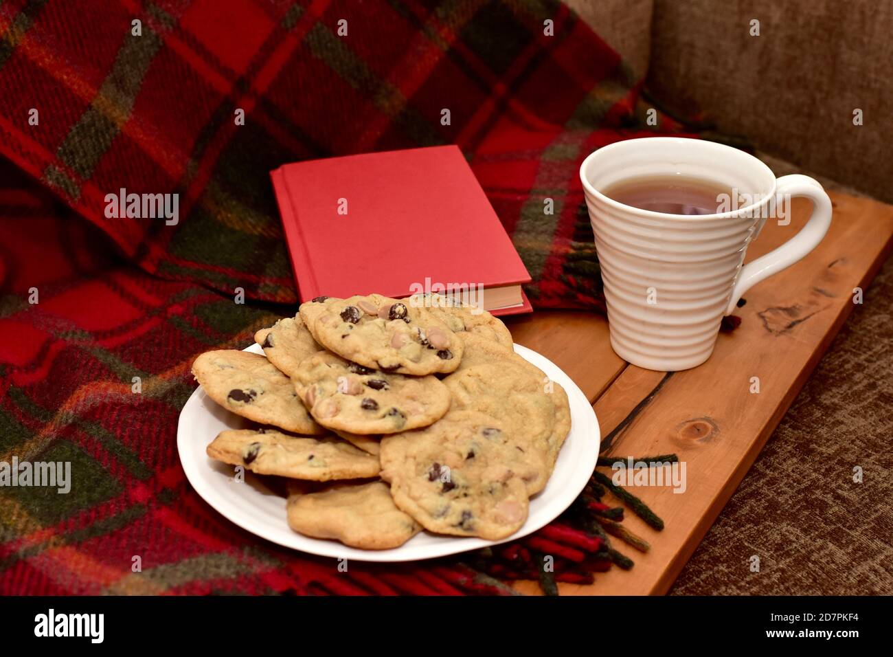 Petits gâteaux frais et chauds faits maison pour se détendre et déguster avec le thé et bon livre sur le froid hiver après-midi verrouillage à la maison Banque D'Images