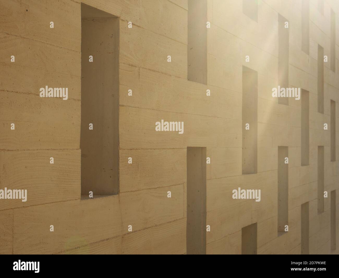 Arrière-plan de la façade d'une maison contemporaine et design avec un rayon de soleil Banque D'Images