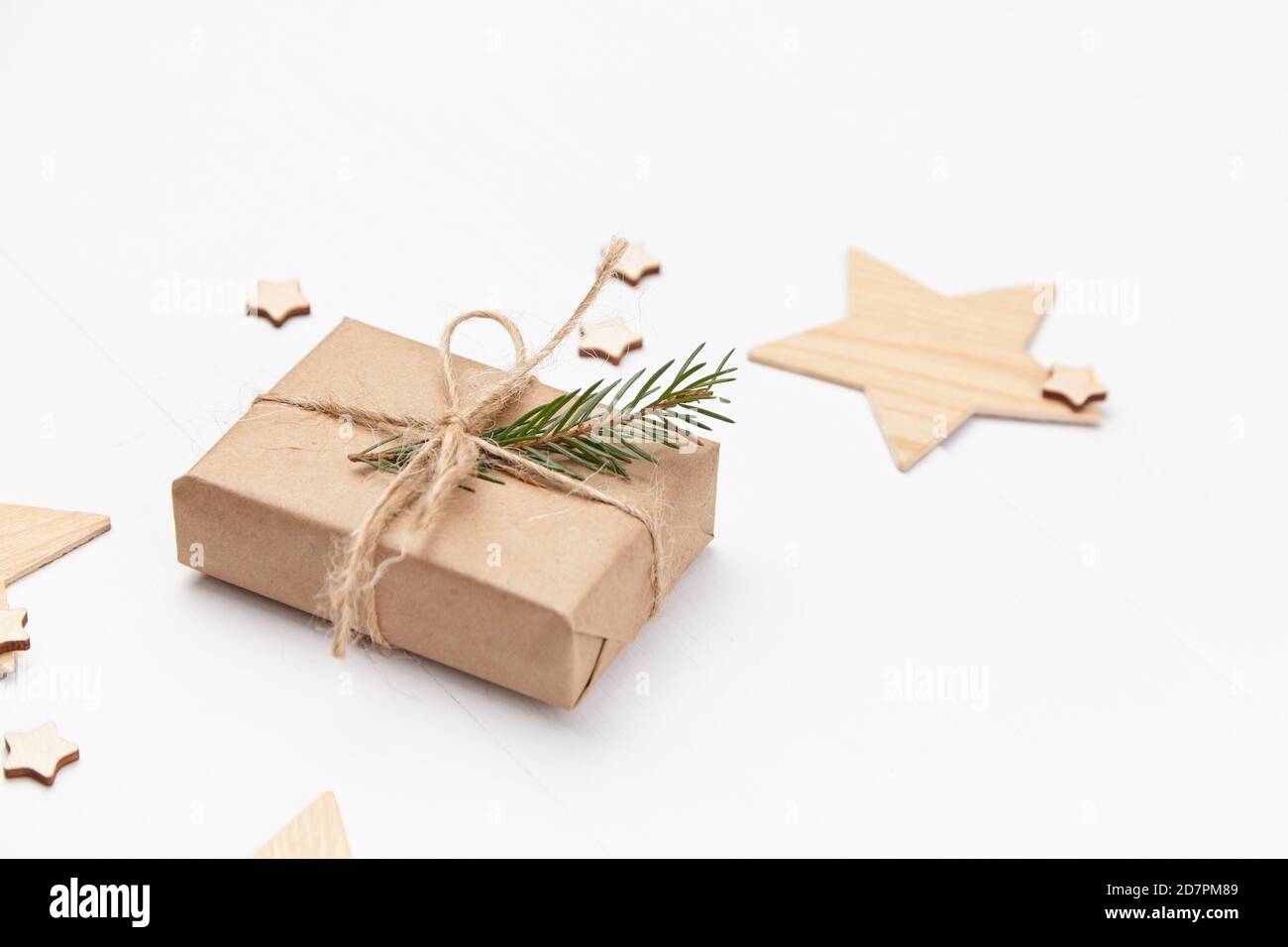 Boîte cadeau de Noël décorée avec branche de sapin vert sur fond blanc, concept de vacances d'hiver Banque D'Images