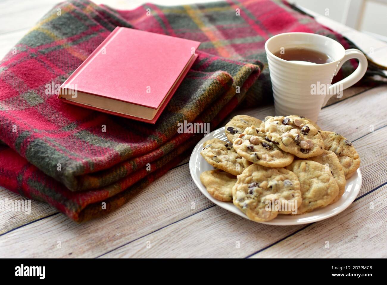Petits gâteaux frais et chauds faits maison pour se détendre et déguster avec le thé et bon livre sur le froid hiver après-midi verrouillage à la maison Banque D'Images