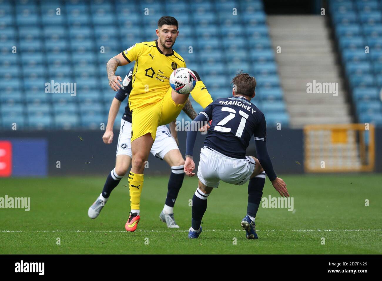 Londres, Royaume-Uni. 24 octobre 2020. Alex Mowatt de Barnsley bat Connor Mahoney de Millwall au ballon lors du match de championnat EFL Sky Bet entre Millwall et Barnsley à la Den, Londres, Angleterre, le 24 octobre 2020. Photo de Ken Sparks. Utilisation éditoriale uniquement, licence requise pour une utilisation commerciale. Aucune utilisation dans les Paris, les jeux ou les publications d'un seul club/ligue/joueur. Crédit : UK Sports pics Ltd/Alay Live News Banque D'Images