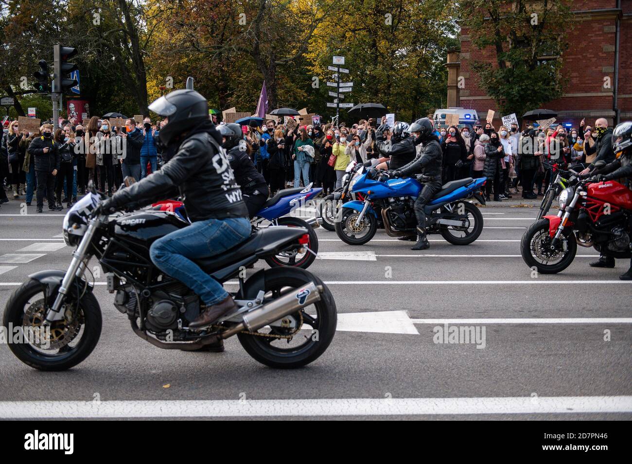 Les motocyclistes ont arrêté la circulation à Gdansk avec des manifestants pendant la manifestation.le Tribunal constitutionnel a examiné la motion d'un groupe de députés concernant ce qu'on appelle l'avortement eugénique. De l'avis du Tribunal, un tel avortement, effectué en cas de suspicion d'anomalies fœtales graves, est incompatible avec la Constitution. Les femmes protestent contre cette décision. Banque D'Images