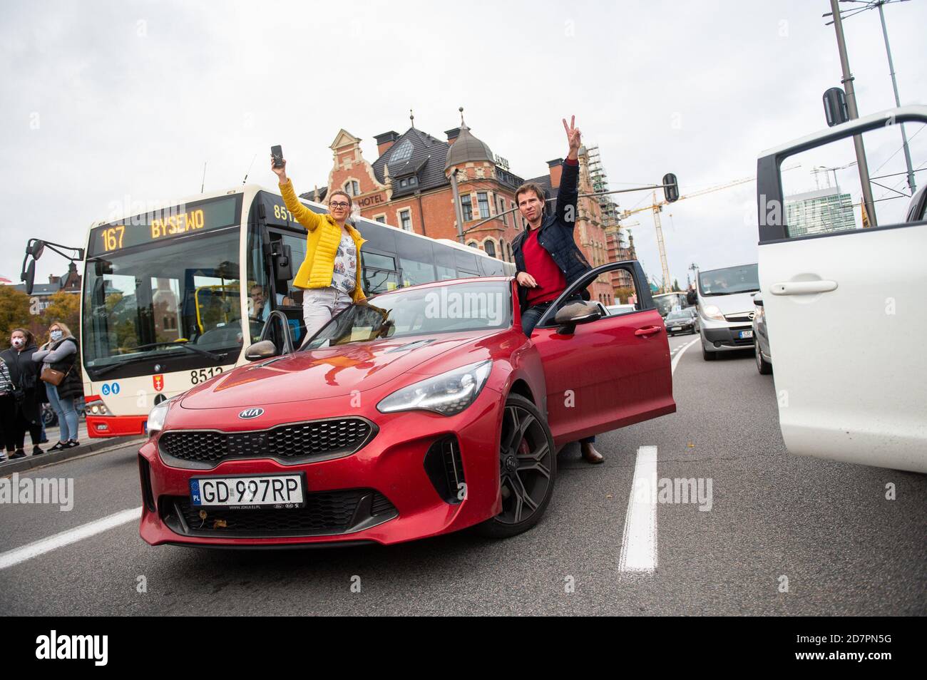 Des manifestants en voiture ont arrêté une circulation à Gdansk pendant la démonstrationLe Tribunal constitutionnel a examiné la motion d'un groupe de députés concernant ce qu'on appelle l'avortement eugénique. De l'avis du Tribunal, un tel avortement, effectué en cas de suspicion d'anomalies fœtales graves, est incompatible avec la Constitution. Les femmes protestent contre cette décision. Banque D'Images