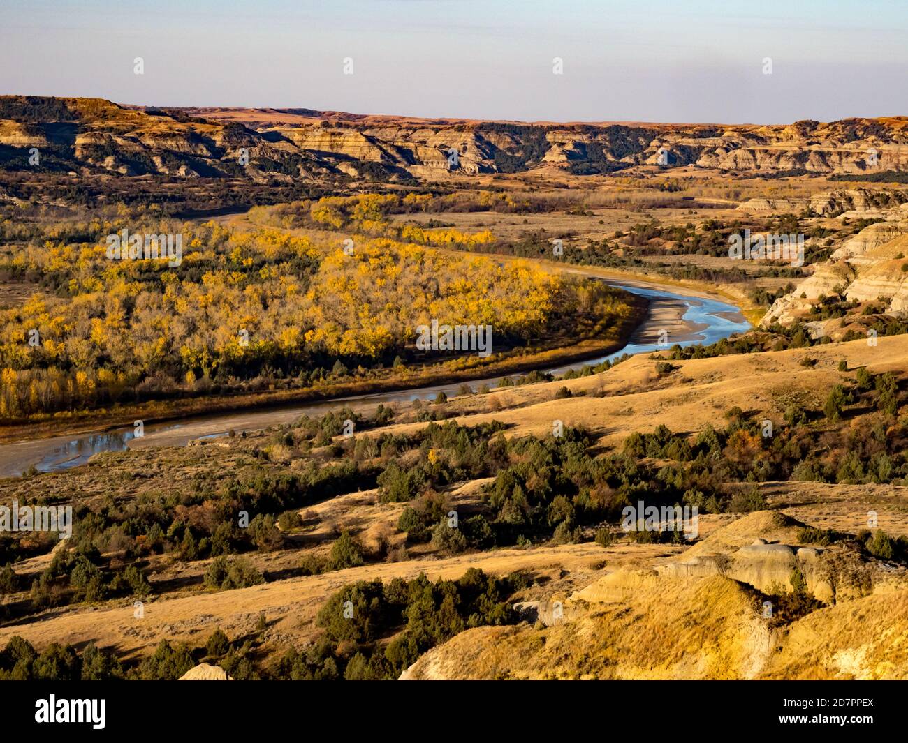 Couleurs d'automne le long de la rivière Little missouri dans les Badlands du parc national Theodore Roosevelt, Dakota du Nord, États-Unis Banque D'Images