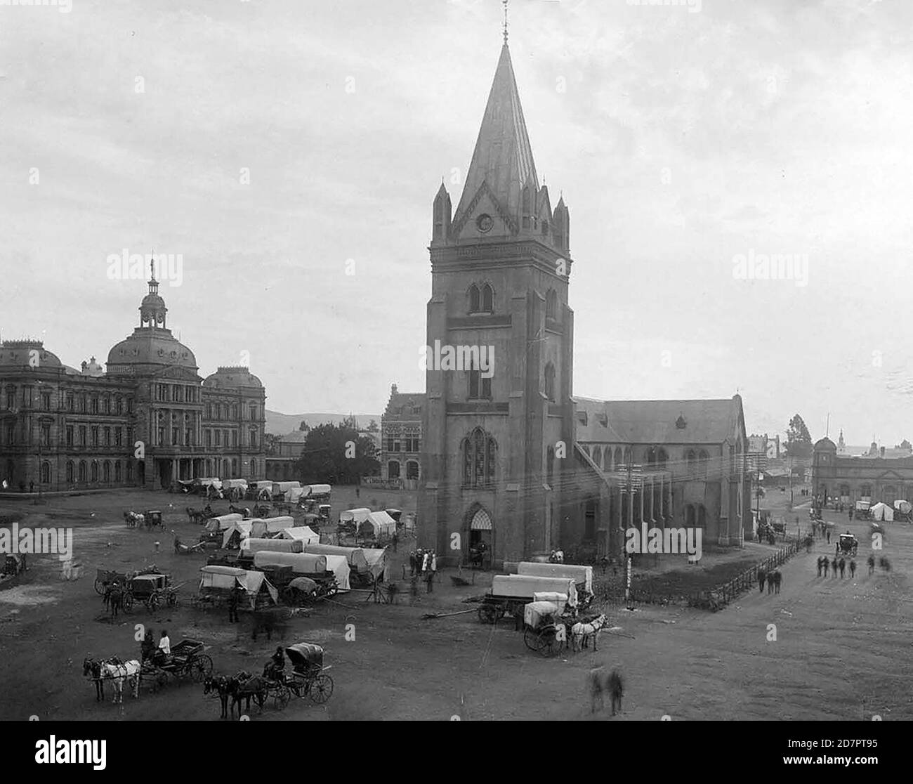 Histoire de l'Afrique du Sud : le Raadzaal; la 3e église ou Verenigde Kerk (1885-1905) et le bureau de poste sur la place de l'Église; Pretoria. La place est vue pendant le nachtmaal (service de devine) qui a eu lieu une fois tous les trois mois. CA. 1900 Banque D'Images