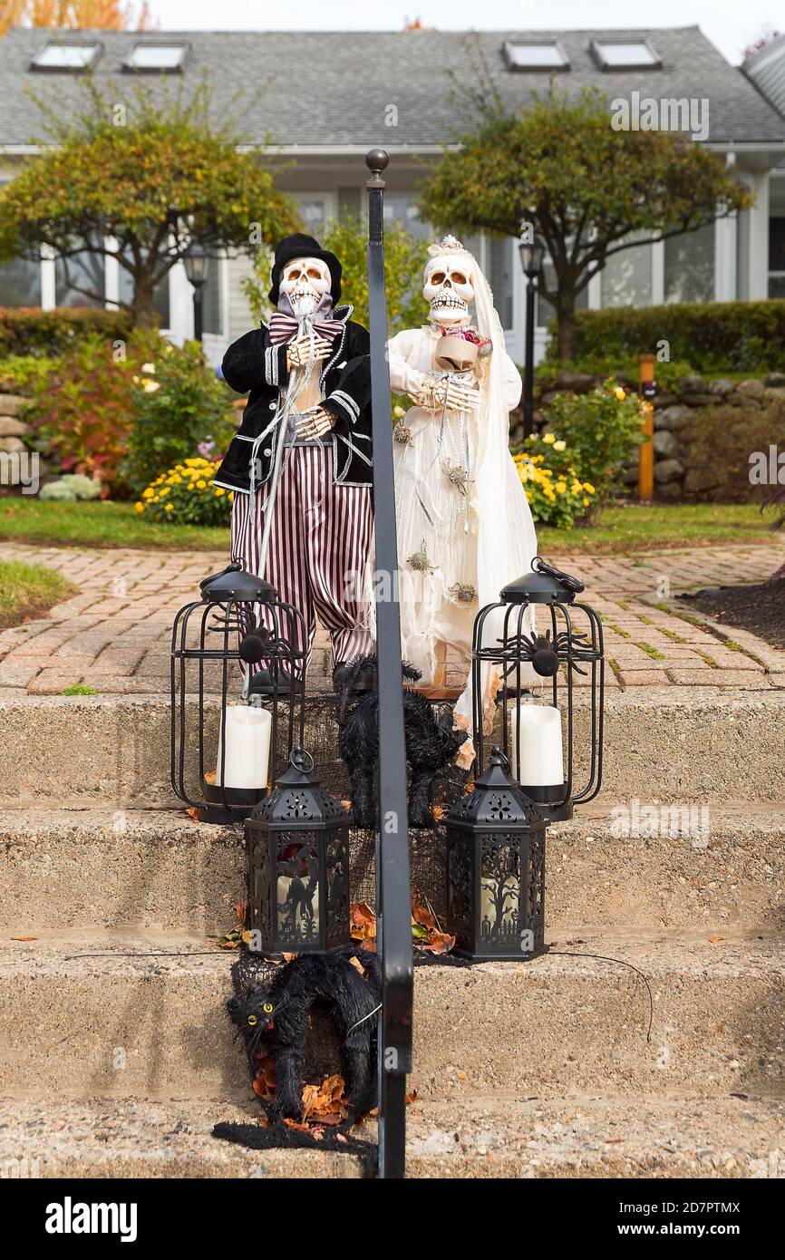 Halloween, décoration devant une maison, deux squelettes, couple de mariée, mariée et marié debout sur un escalier avec lanternes, Ogunquit, York Banque D'Images