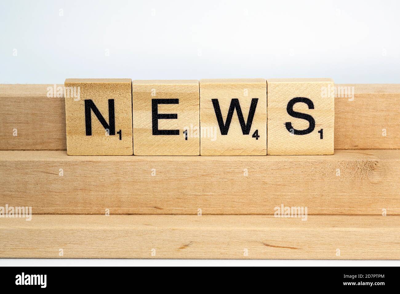 Des blocs de lettres sur une barre en bois forment le mot News, image symbole pour les nouvelles, les nouvelles, l'Allemagne Banque D'Images