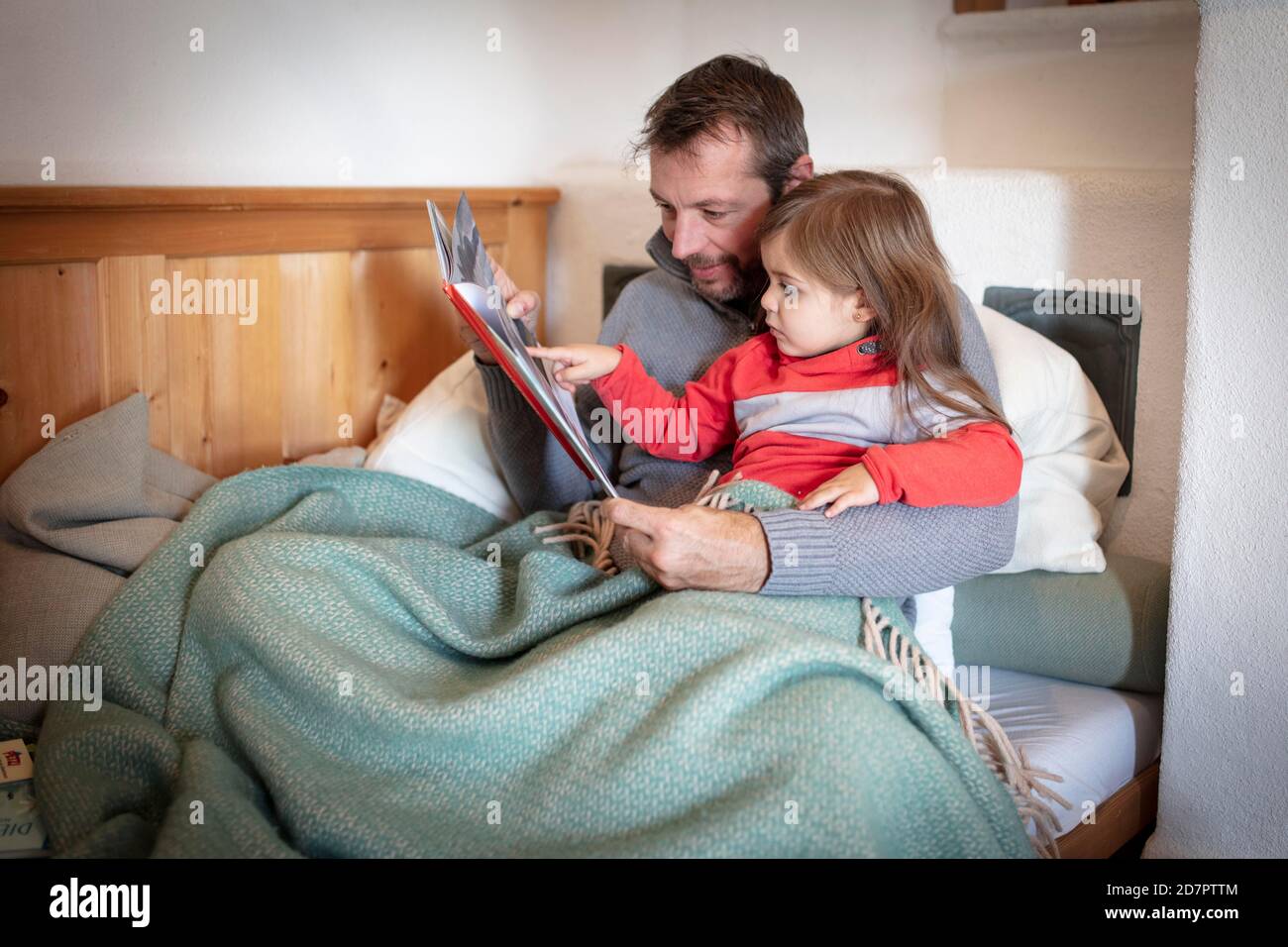 Père lisant à haute voix avec fille, Bavière, Allemagne Banque D'Images