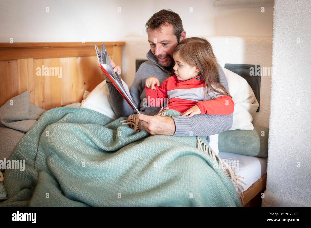 Père lisant à haute voix avec fille, Bavière, Allemagne Banque D'Images