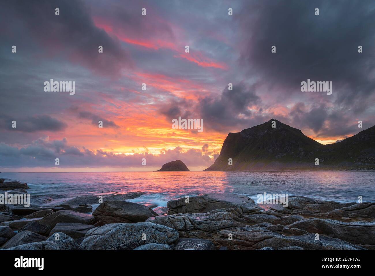 Coucher de soleil et paysage côtier sur les îles Lofoten, Haukland Strand, Vestvagoy, Lofoten, Nordland, Norvège Banque D'Images