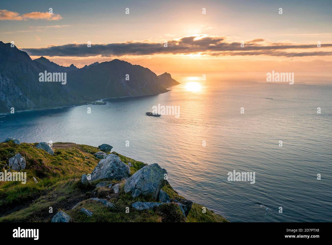 Coucher de soleil sur la mer, sommets de montagne, Offersoykammen, Vestvagoy, Lofoten, Nordland, Norvège Banque D'Images