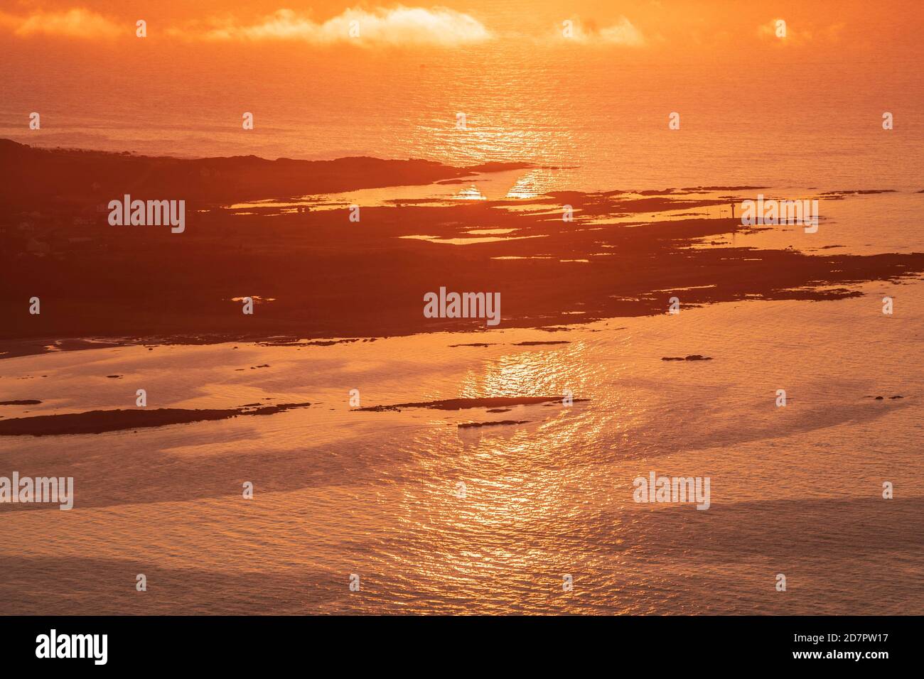 Vue depuis le sommet de Hoven jusqu'au coucher du soleil, dans la silhouette arrière de la côte et de la mer, Vagan, Lofoten, Nordland, Norvège Banque D'Images