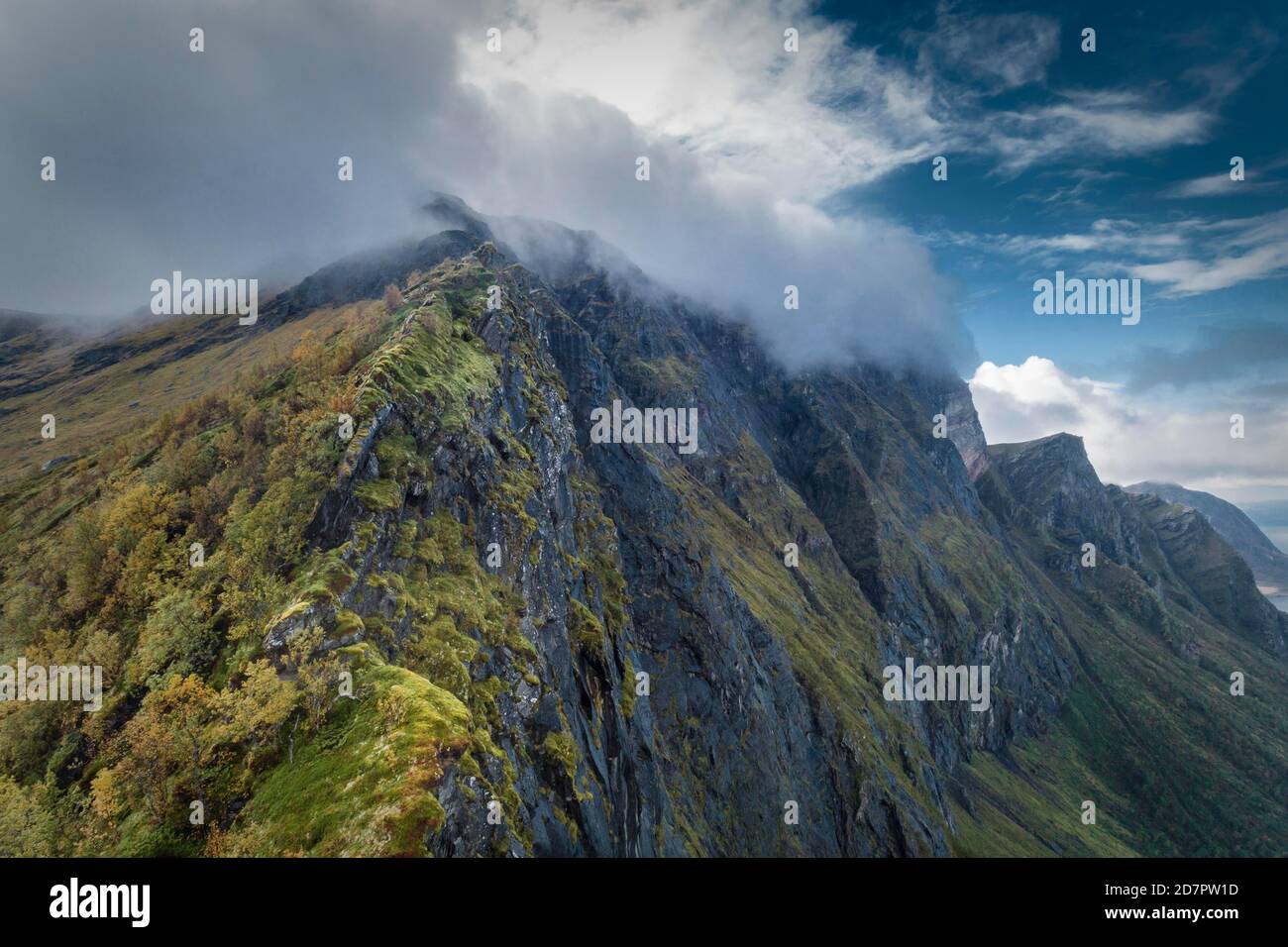 Chaîne de montagnes accidentée avec banque nuageuse dans la zone du sommet, Gildeskal, Nordland, Lofoten, Norvège Banque D'Images
