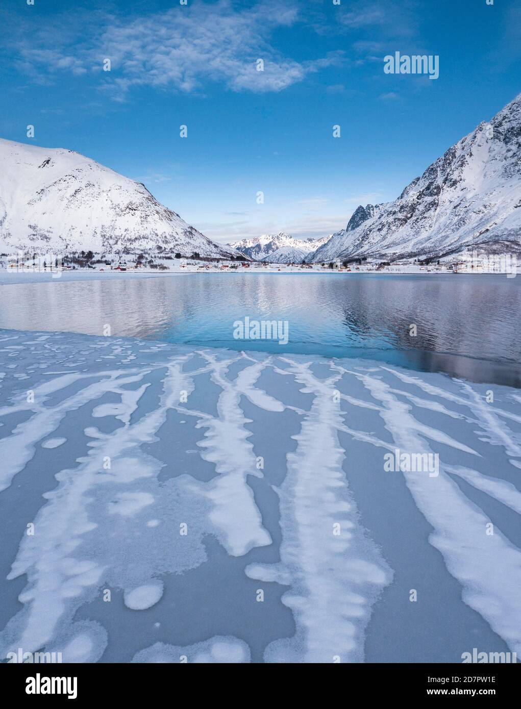 Lignes sur glace sur un fjord, derrière la mer bleue et les montagnes, Nordland, Lofoten, Norvège Banque D'Images