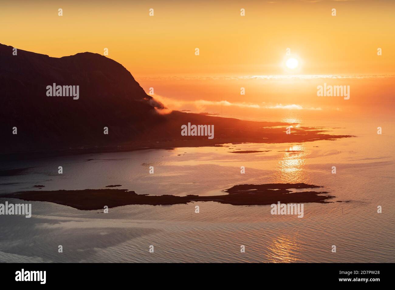 Vue depuis le sommet de Hoven jusqu'au coucher du soleil, dans la silhouette arrière d'une montagne dans la mer, Vagan, Lofoten, Nordland, Norvège Banque D'Images