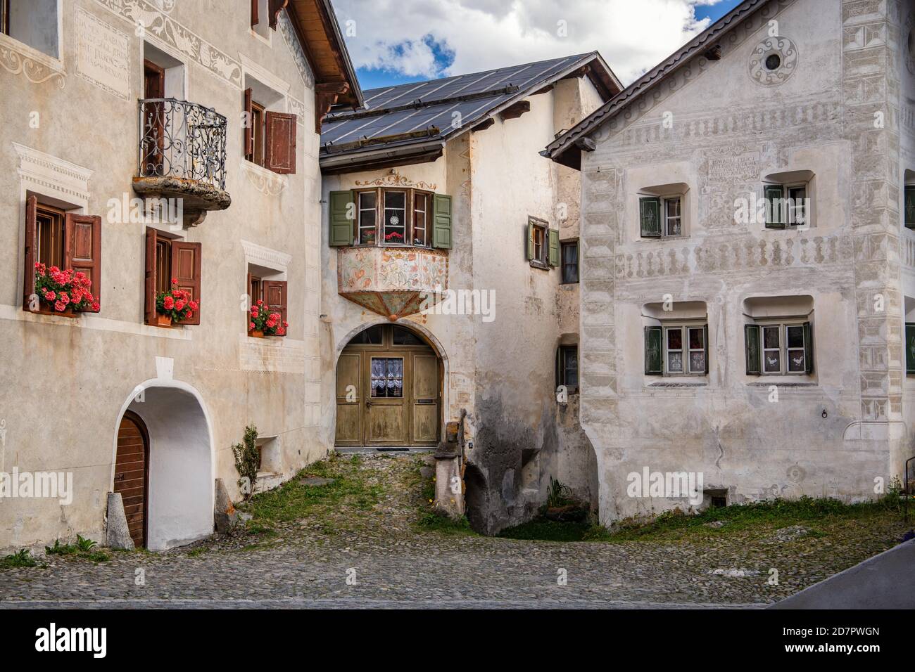 Maisons typiques dans le centre du village, village de montagne Guarda, vallée de l'Inn, Basse Engadine, Engadine, Grisons, Suisse Banque D'Images