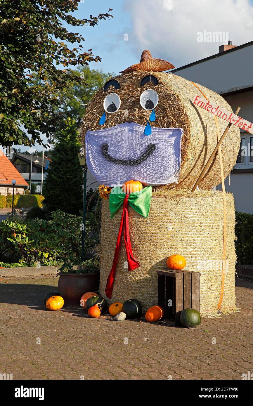 Balle décorée de paille figure pour le festival de la récolte, Holm, Schleswig-Holstein, Allemagne Banque D'Images