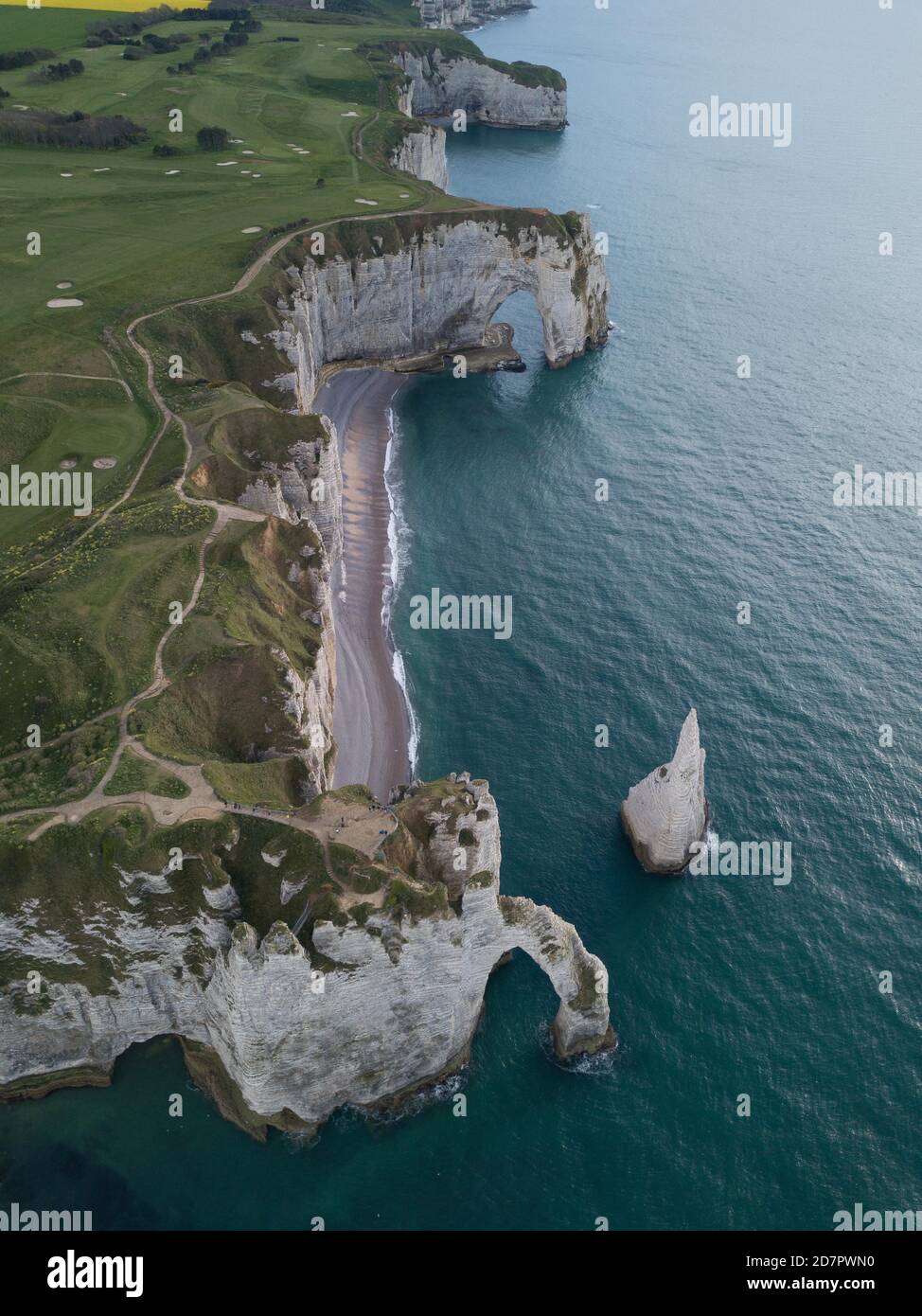 Vue aérienne, aiguille d'Etretat, falaises, falaises de craie d'Etretat, département Seine-Maritime, Normandie, France Banque D'Images