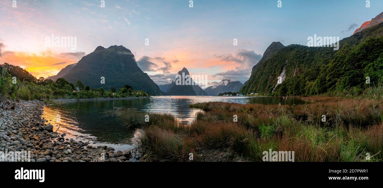 Pointe de l'onglet, réflexion dans l'eau, coucher de soleil, Milford Sound, Parc national de Fiordland, te Anau, Southland, Île du Sud, Nouvelle-Zélande Banque D'Images