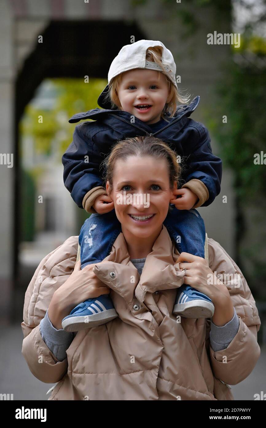 Mère a son fils, 2 ans, sur les épaules, Stuttgart Bade-Wurtemberg, Allemagne Banque D'Images