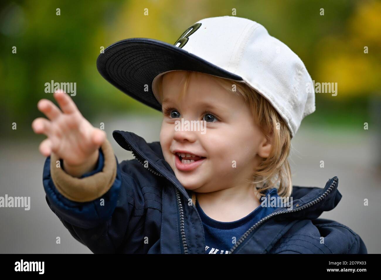 Tout-petit, garçon, 2 ans, Gesture, Stuttgart, Bade-Wurtemberg, Allemagne Banque D'Images
