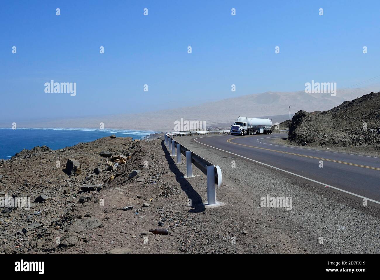 Camions sur la Panamericana sur la côte Pacifique, près de Puerto de Loma, région d'Arequipa, Pérou Banque D'Images