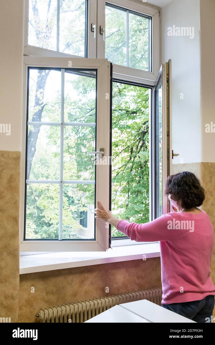 Diffusé en salle de classe, l'enseignant ouvre la fenêtre à l'air, Autriche Banque D'Images