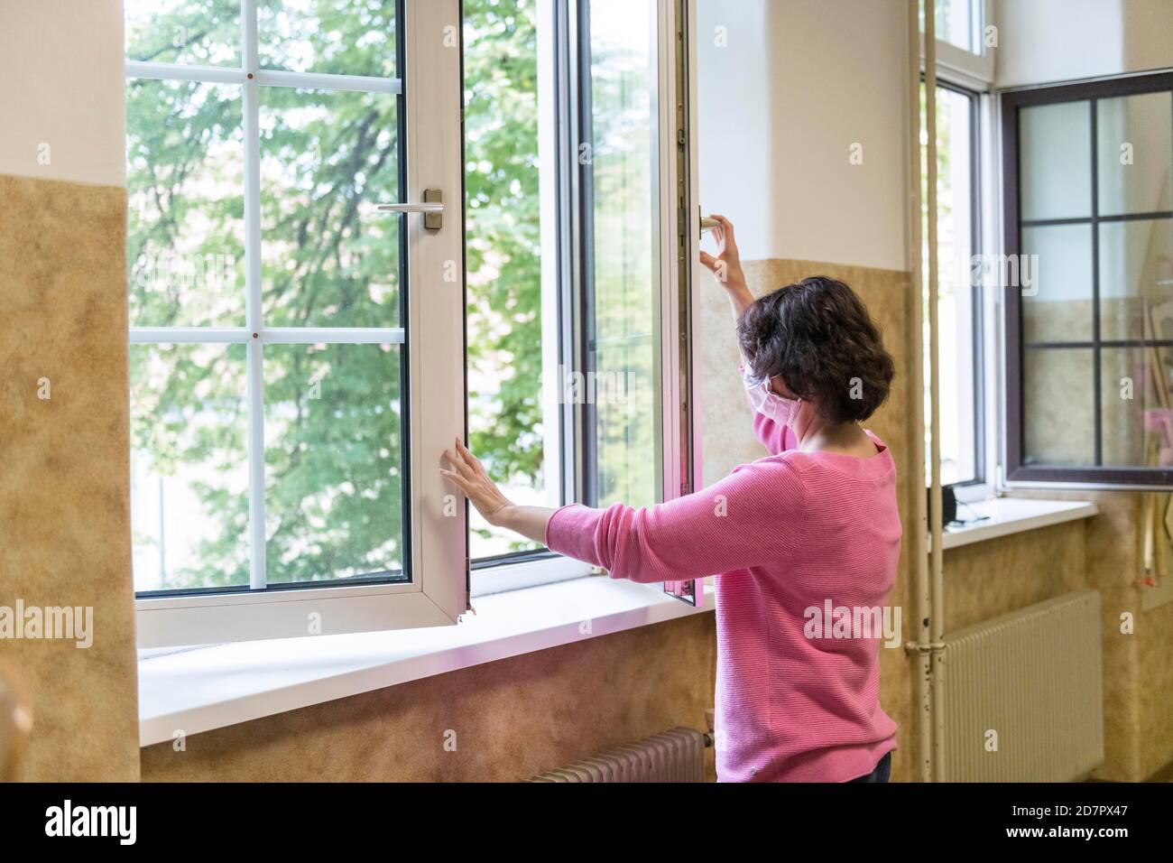 Diffusé en salle de classe, l'enseignant ouvre la fenêtre à l'air, Autriche Banque D'Images