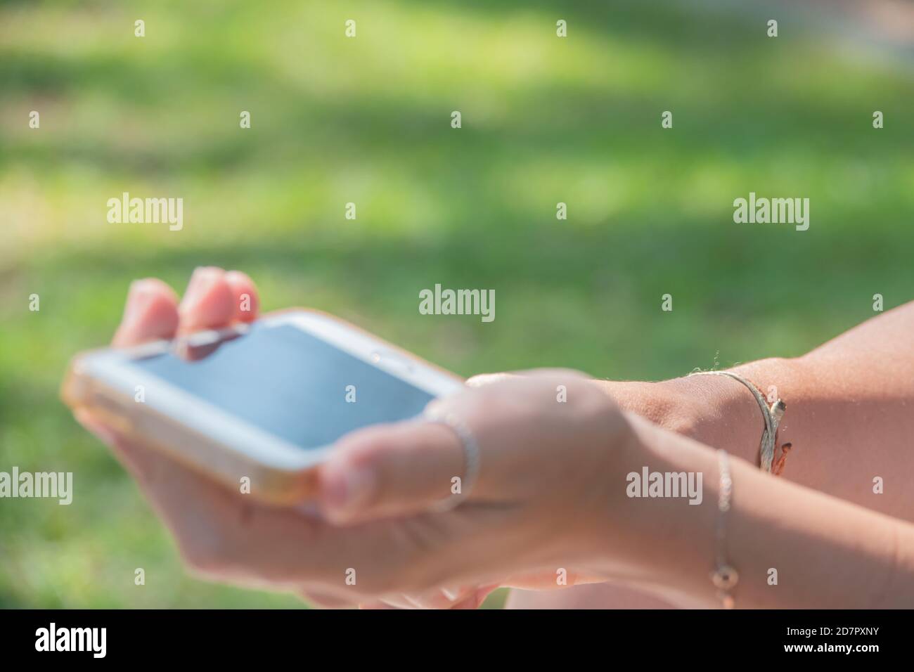 femme garder le smartphone flou à l'extérieur pendant les vacances Banque D'Images