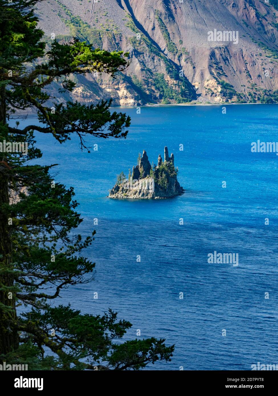 Le paysage magnifique du parc national de Crater Lake, Oregon, États-Unis, y compris le bateau Phantom Banque D'Images