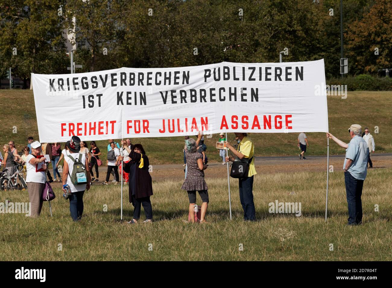 Démo contre les règles de corona sur les prés du Rhin, la liberté transparente pour Julian Assange, Duesseldorf, Rhénanie-du-Nord-Westphalie, Allemagne Banque D'Images