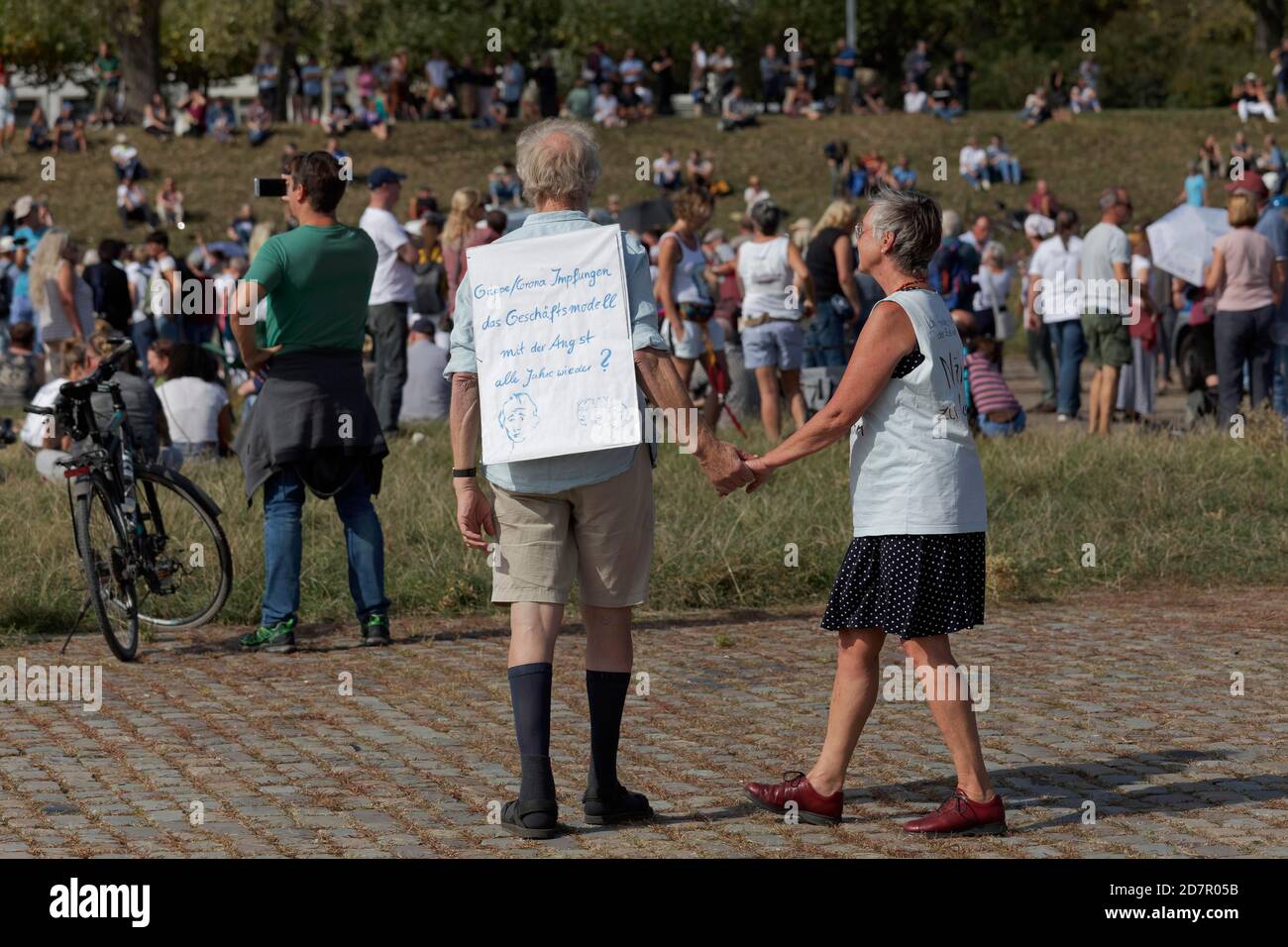 Démo contre les règles de la couronne sur les prés du Rhin, couples de personnes âgées avec affiche pour la vaccination de la couronne, Düsseldorf, Rhénanie-du-Nord-Westphalie Banque D'Images
