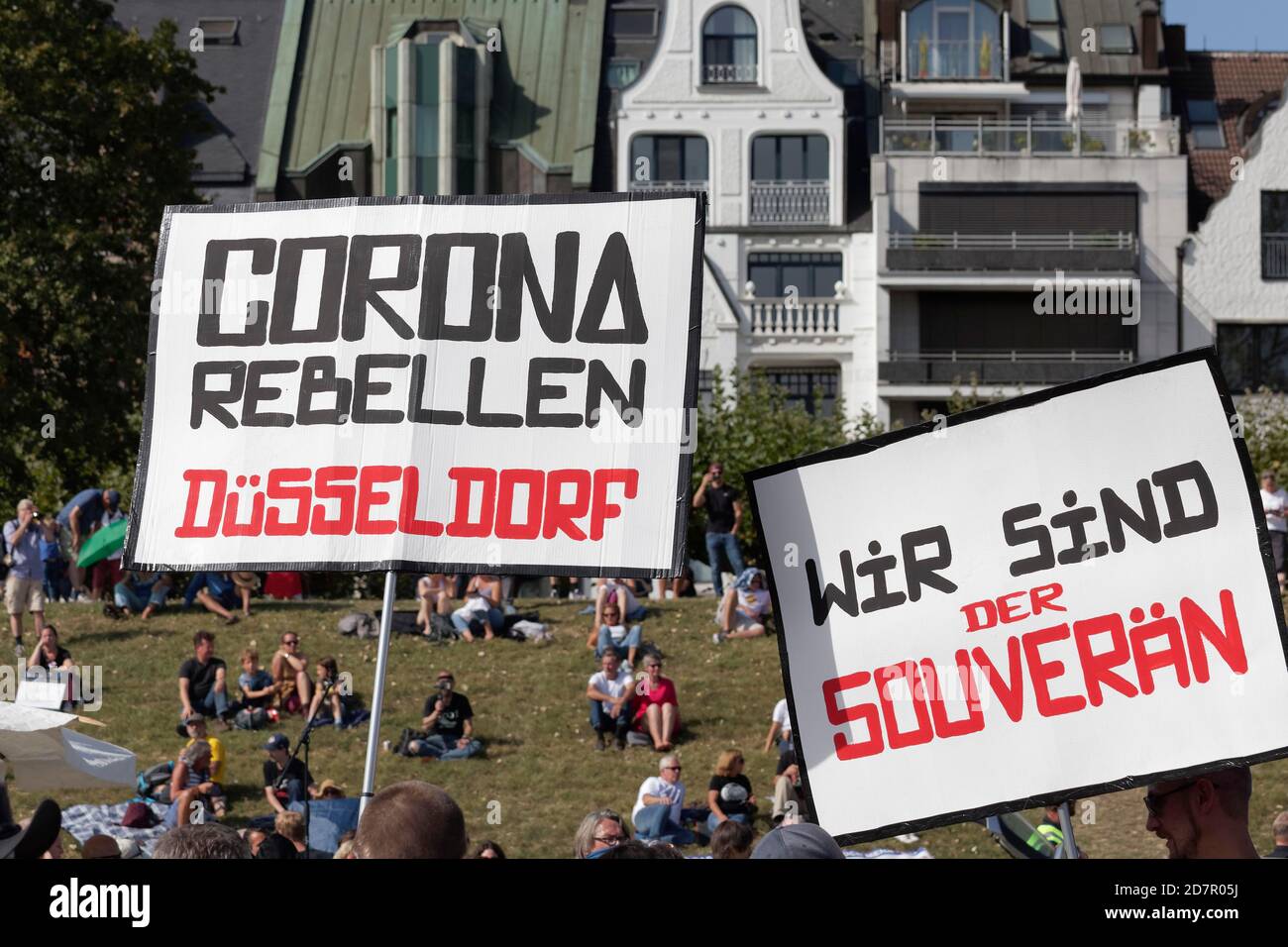 Rebelles corona transparents, manifestation contre les règles corona sur les prés du Rhin, Düsseldorf, Rhénanie-du-Nord-Westphalie, Allemagne Banque D'Images