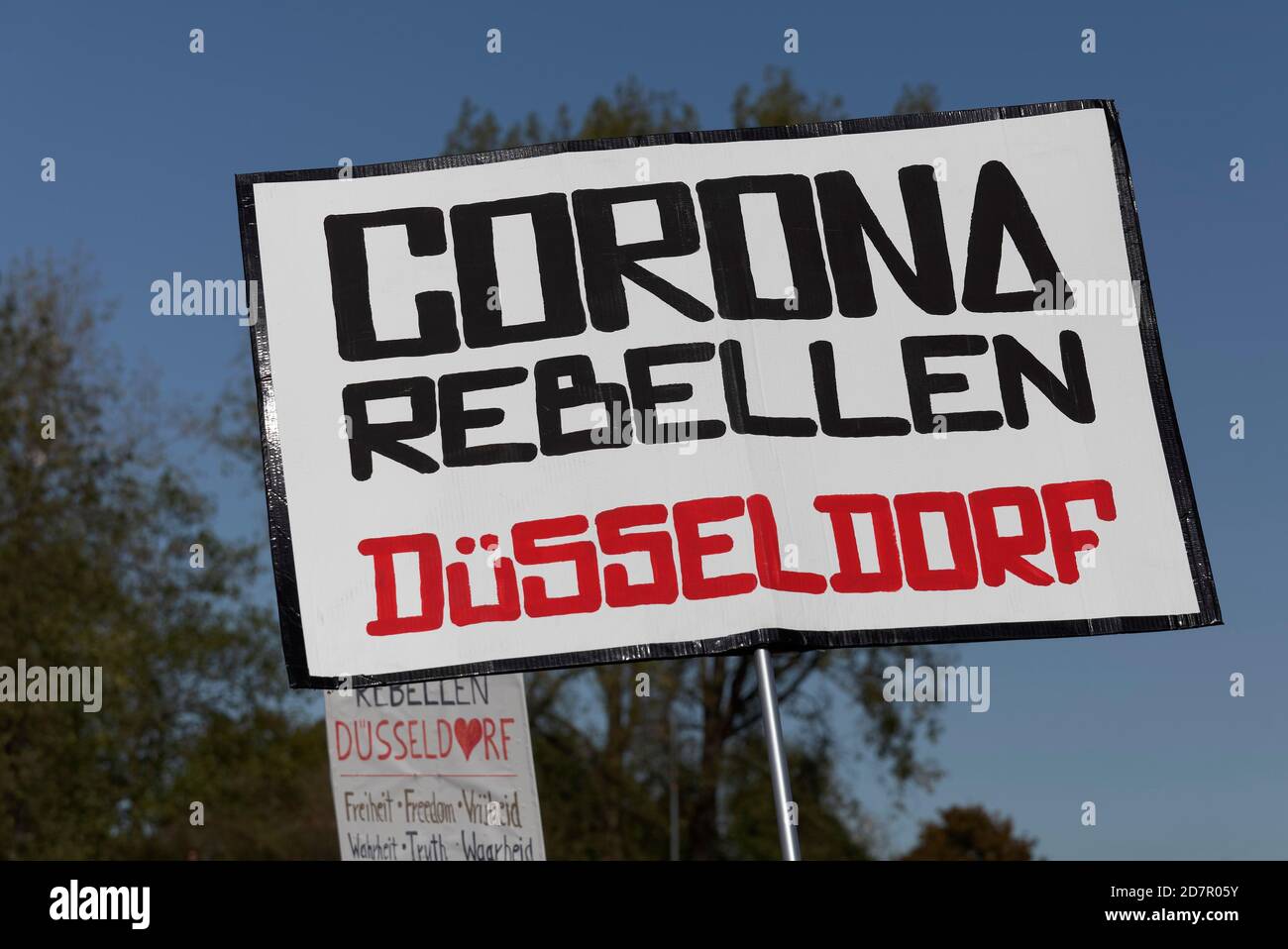 Rebelles corona transparents, manifestation contre les règles corona, Düsseldorf, Rhénanie-du-Nord-Westphalie, Allemagne Banque D'Images