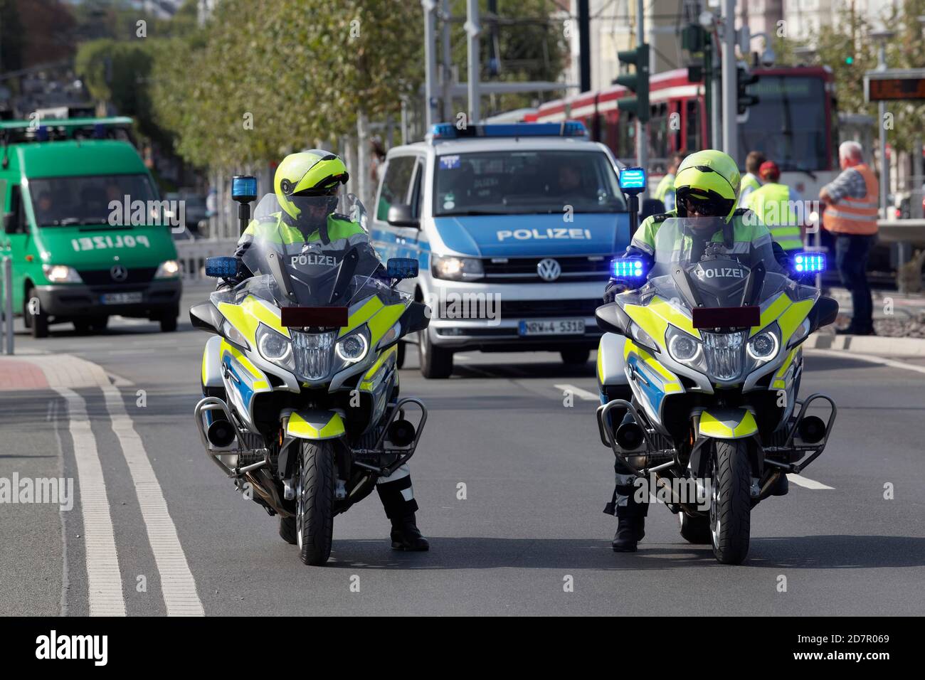 Deux policiers en motocycles et en voitures d'équipage, utilisés lors d'une manifestation contre les règles de la couronne, Düsseldorf, Rhénanie-du-Nord-Westphalie, Allemagne Banque D'Images