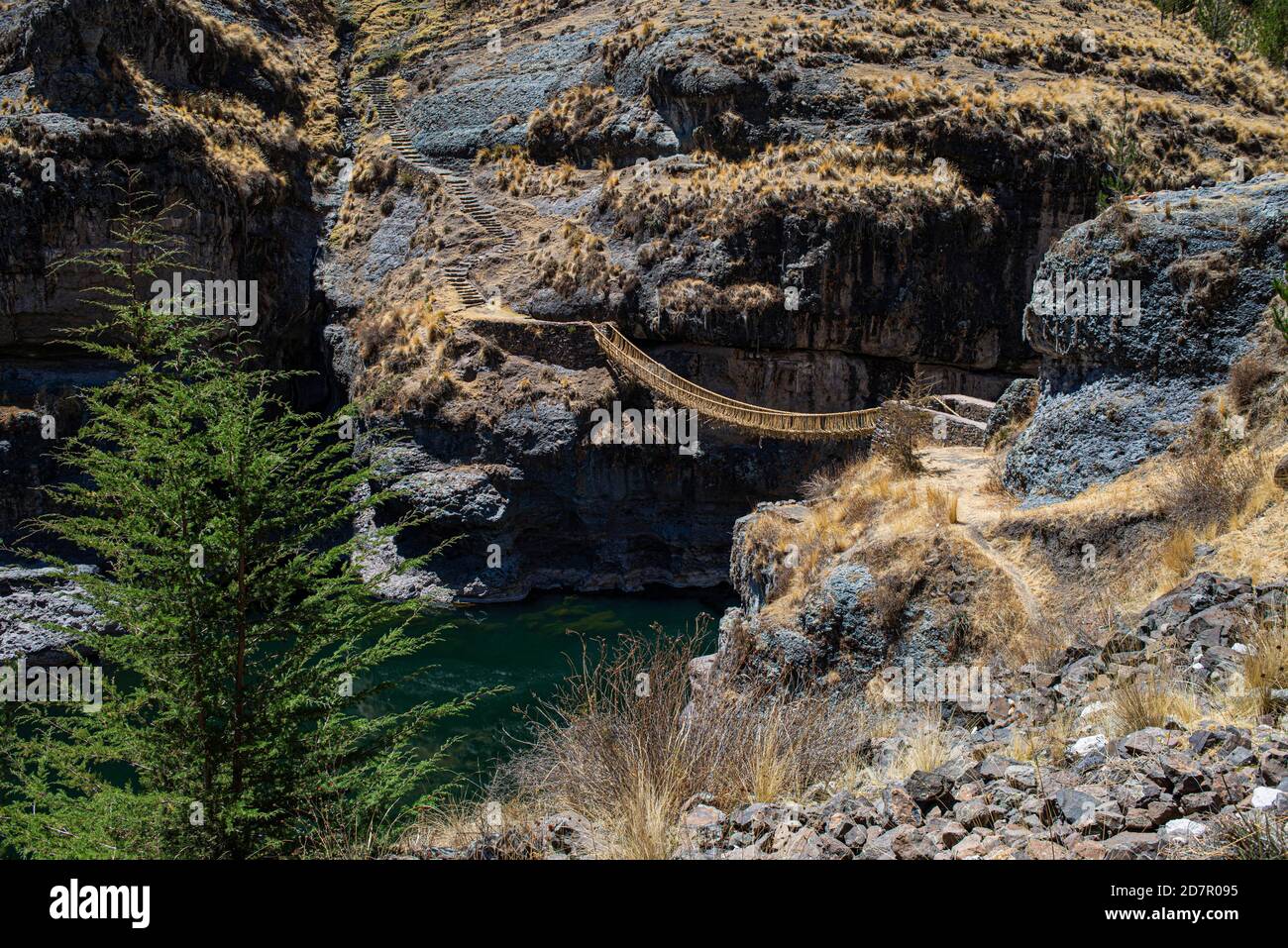 Pont suspendu de Qu'eswachaka, pont de corde en Feathergrass péruvien tissé (Stipa ichu), au-dessus de la rivière Apurimac, dernière Inca en activité connue Banque D'Images