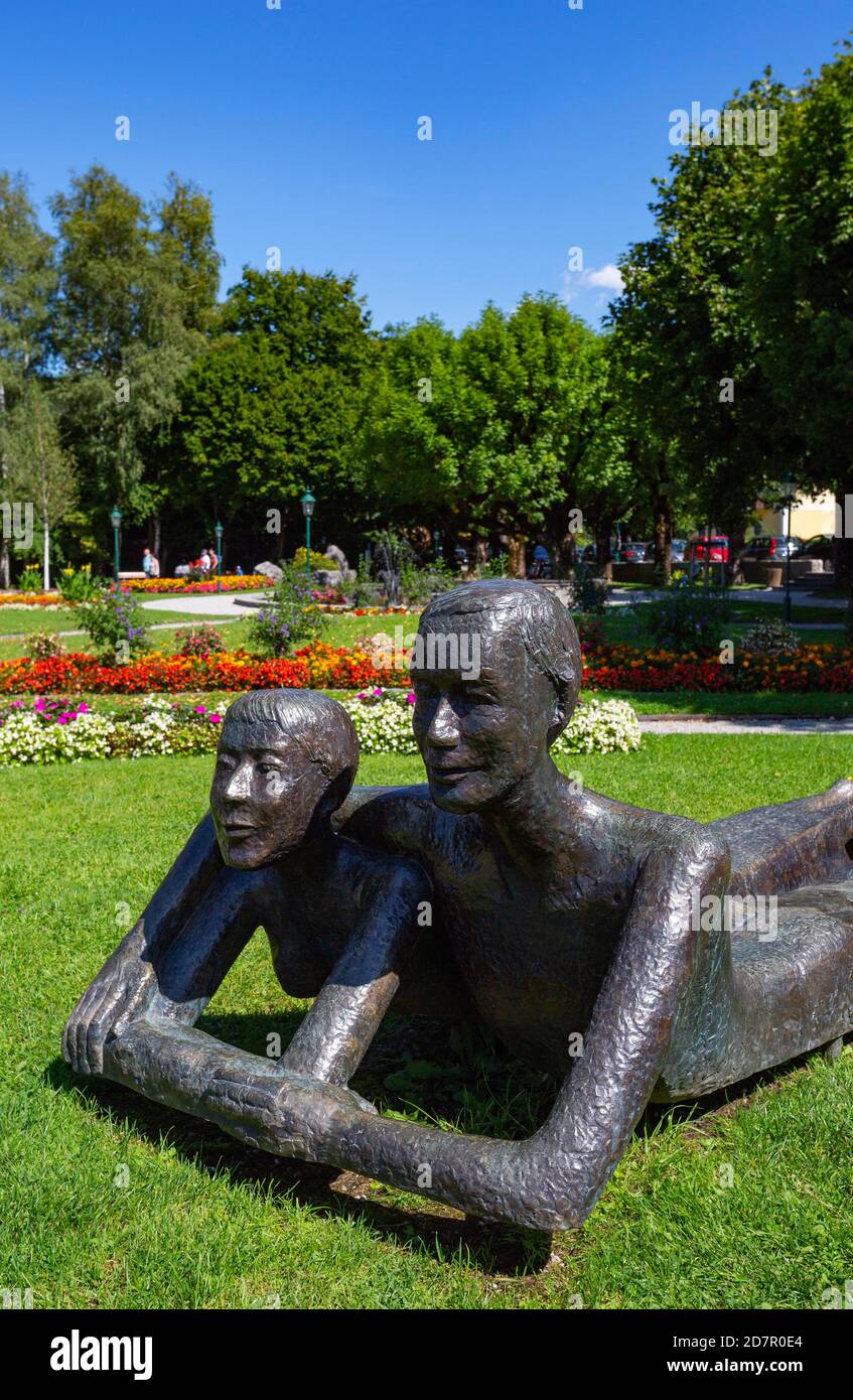 Parc sur la promenade au bord du lac avec statue de bronze, Strobl am Wolfgangsee, Salzkammergut, province de Salzbourg, Autriche Banque D'Images Parc sur la promenade au bord du lac avec statue de bronze, Strobl am Wolfgangsee, Salzkammergut, province de Salzbourg, Autriche Banque D'Images