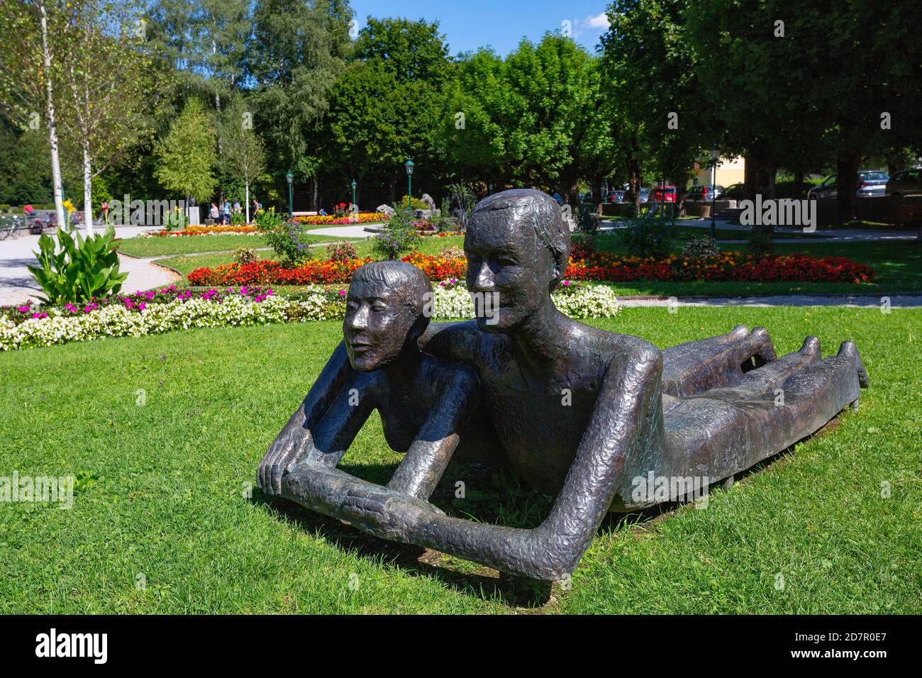 Parc sur la promenade au bord du lac avec statue de bronze, Strobl am Wolfgangsee, Salzkammergut, province de Salzbourg, Autriche Banque D'Images Parc sur la promenade au bord du lac avec statue de bronze, Strobl am Wolfgangsee, Salzkammergut, province de Salzbourg, Autriche Banque D'Images