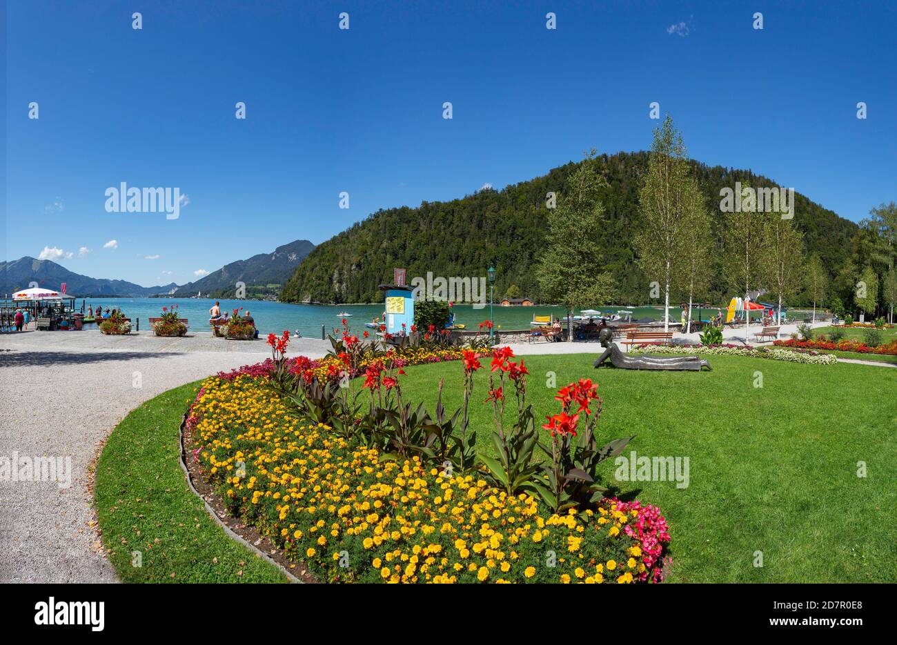 Parc sur la promenade au bord du lac avec statue de bronze, Strobl am Wolfgangsee, Salzkammergut, province de Salzbourg, Autriche Banque D'Images