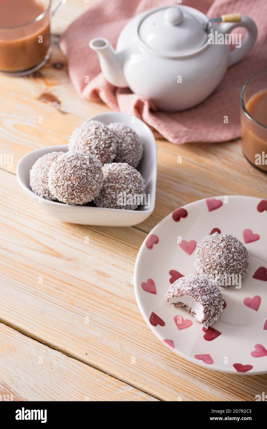 Gâteaux de thé de marshmallow à fusion douce, enrobés de chocolat et de noix de coco Banque D'Images