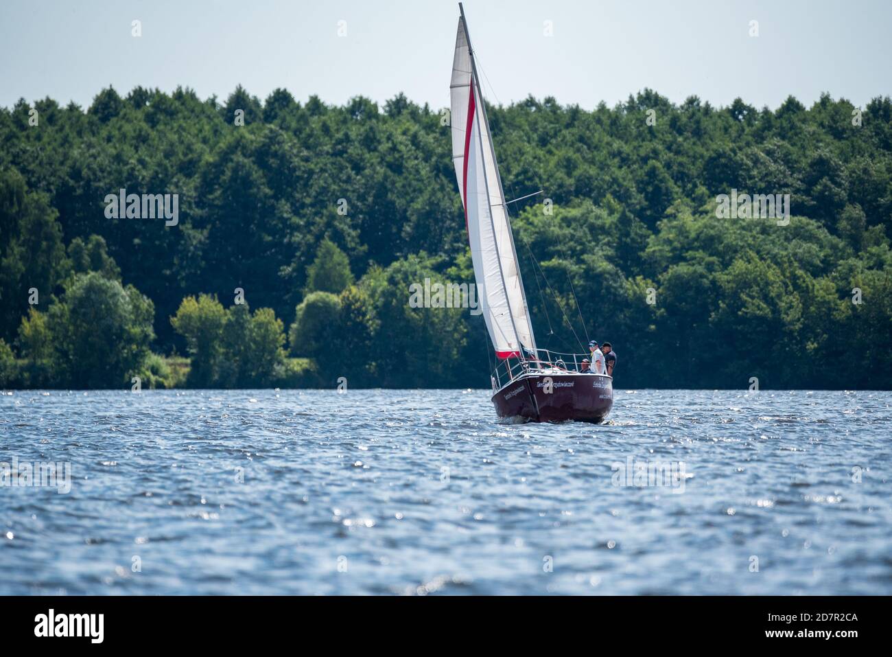 Zegrze, Pologne - 25 juillet 2020 : Voiliers sur le lac. Une journée ensoleillée sur l'eau avec la voile. Loisirs, loisirs actifs. Banque D'Images